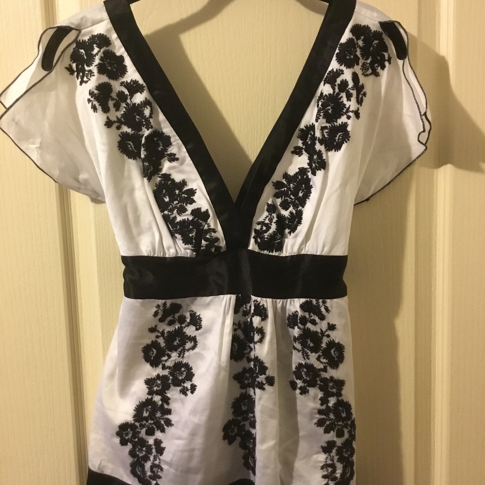 NWT! Bebe embroidered blouse sz small